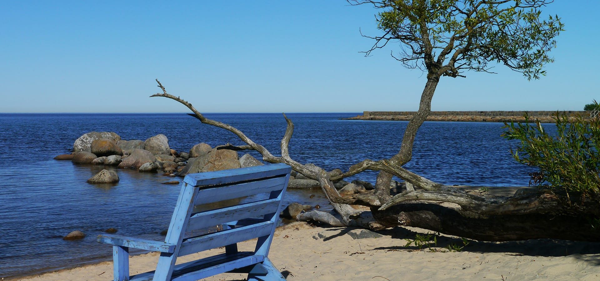 Blå stol vid kusten